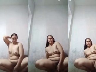 Mature Indian Bhabhi Masturbating